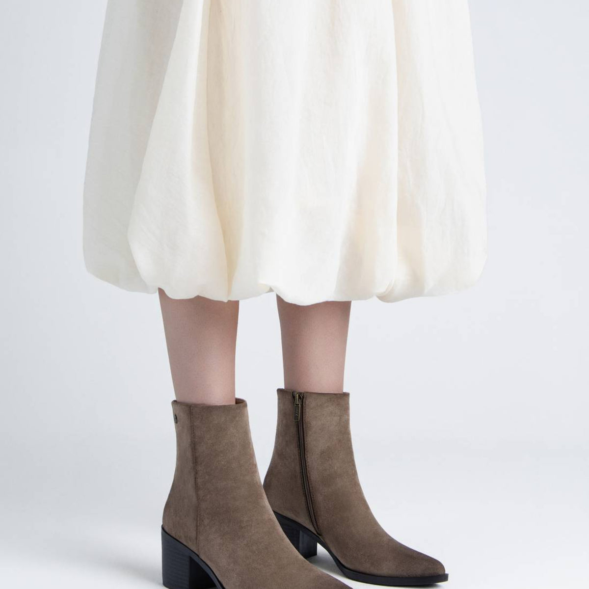 XTI MUJER BOTIN TACON ANCHO ANTELINA 146509